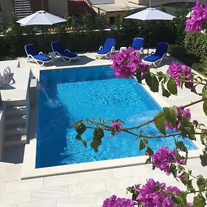 Apartment With Heated Pool, Regina, Pula